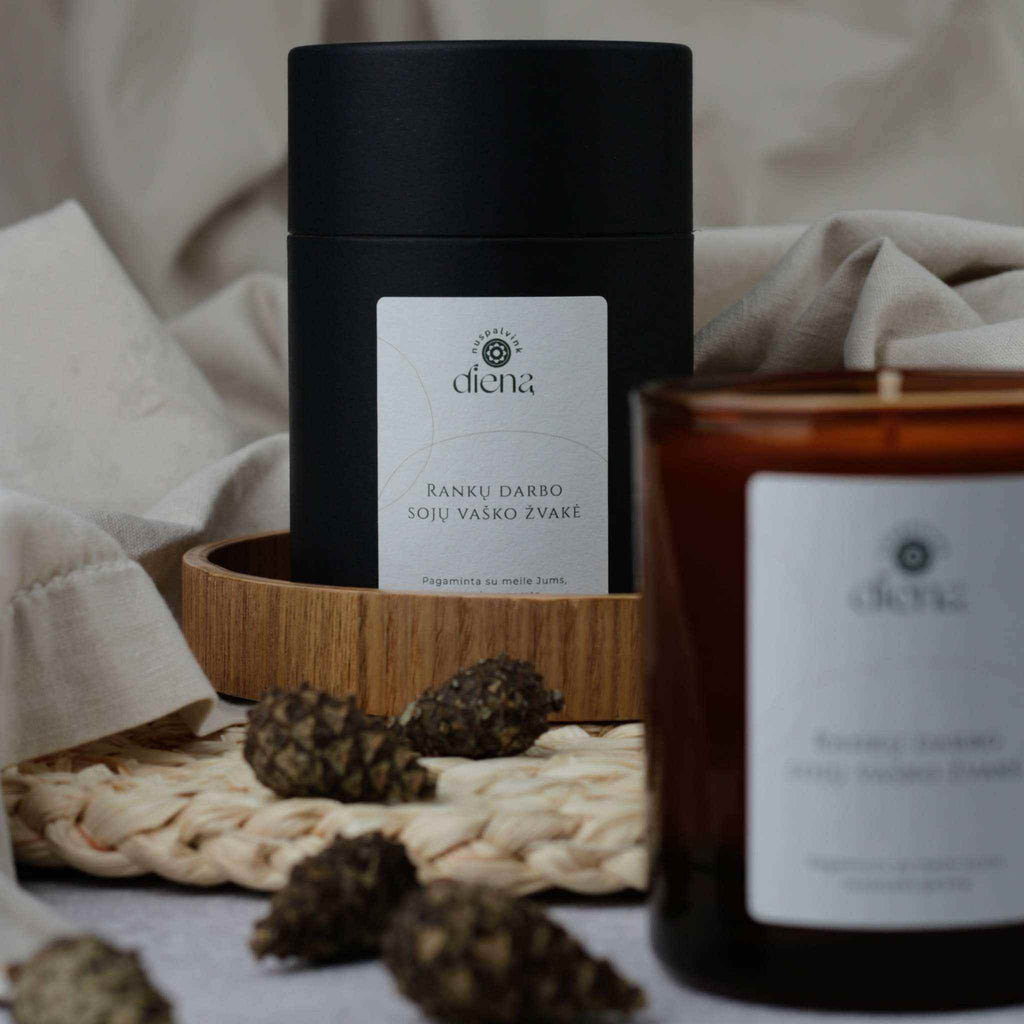 Rankų darbo natūrali žvakė "Elegantiškas prabangos mirksnis" su rytietišku-gėliniu aromatu ir elegantišku indu namų jaukumui.