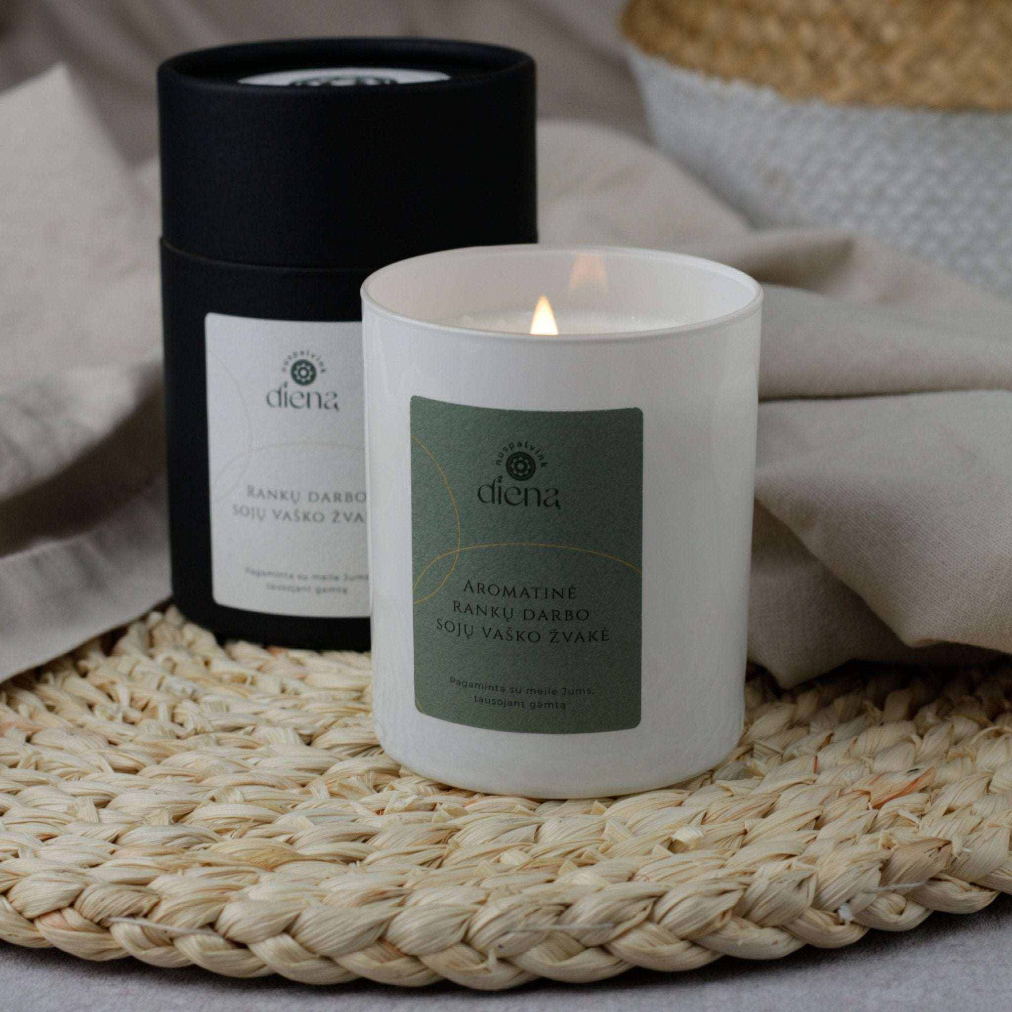 deganti rankų darbo sojų vaško žvakė "Šilti ir jaukūs palinkėjimai" su elegantišku dizainu ir šiltu kvapu