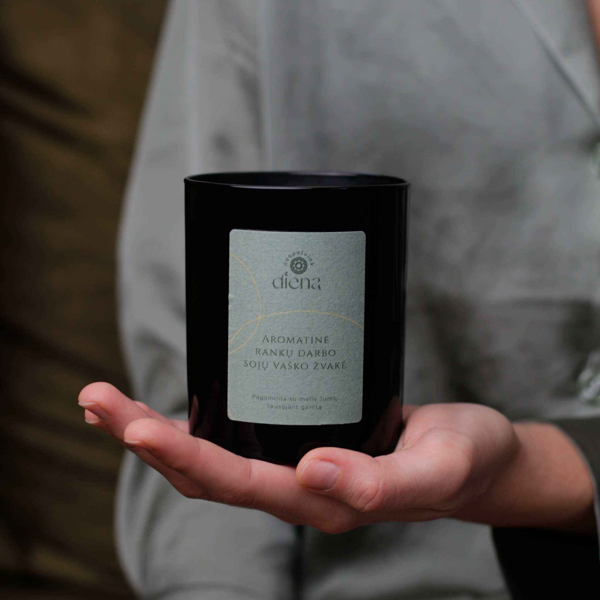 rankų darbo žvakė iš sojų vaško juodame indelyje su minimalistiniu dizainu