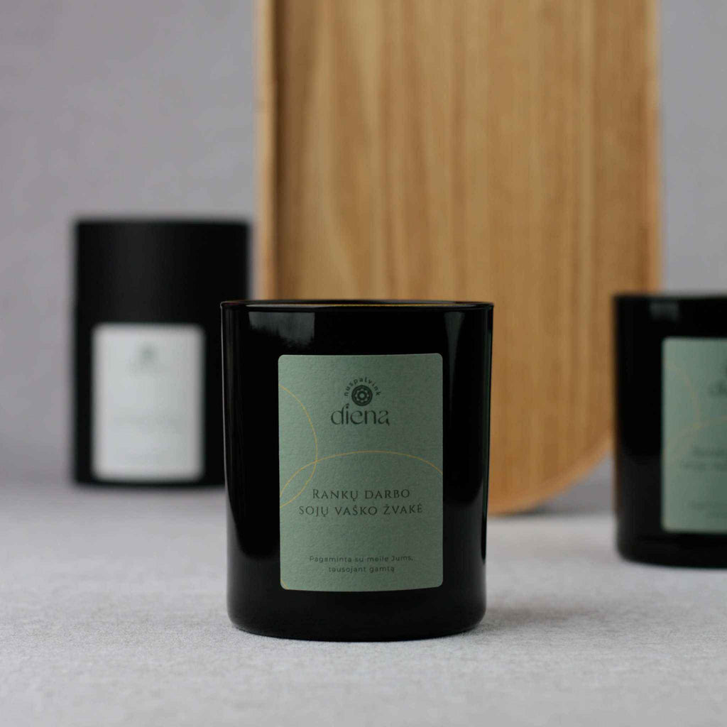 Rankų darbo natūrali sojų vaško žvakė Vandenyno dvelksmas su gaiviu jūros kvapu ir minimalistiniu dizainu.