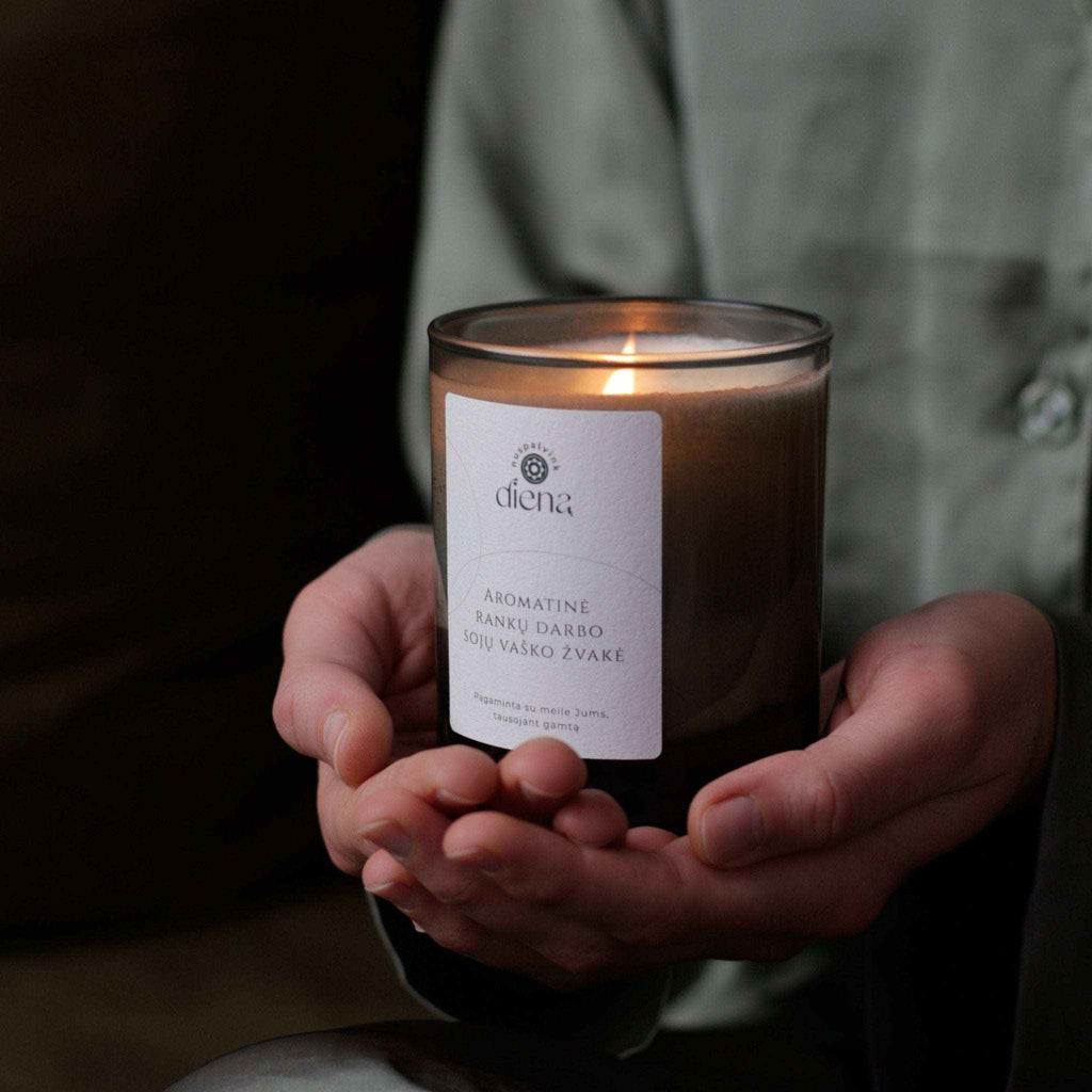 deganti rankų darbo sojų vaško žvakė „Žemės gaiva“ natūraliu žoliniu ir medienos aromatu, jaukumo ir ramybės simbolis namams