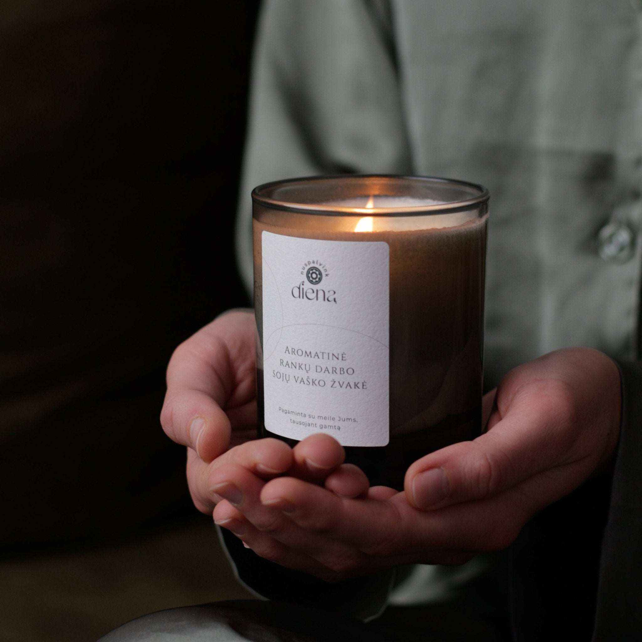 deganti rankų darbo sojų vaško žvakė „Žemės gaiva“ natūraliu žoliniu ir medienos aromatu, jaukumo ir ramybės simbolis namams