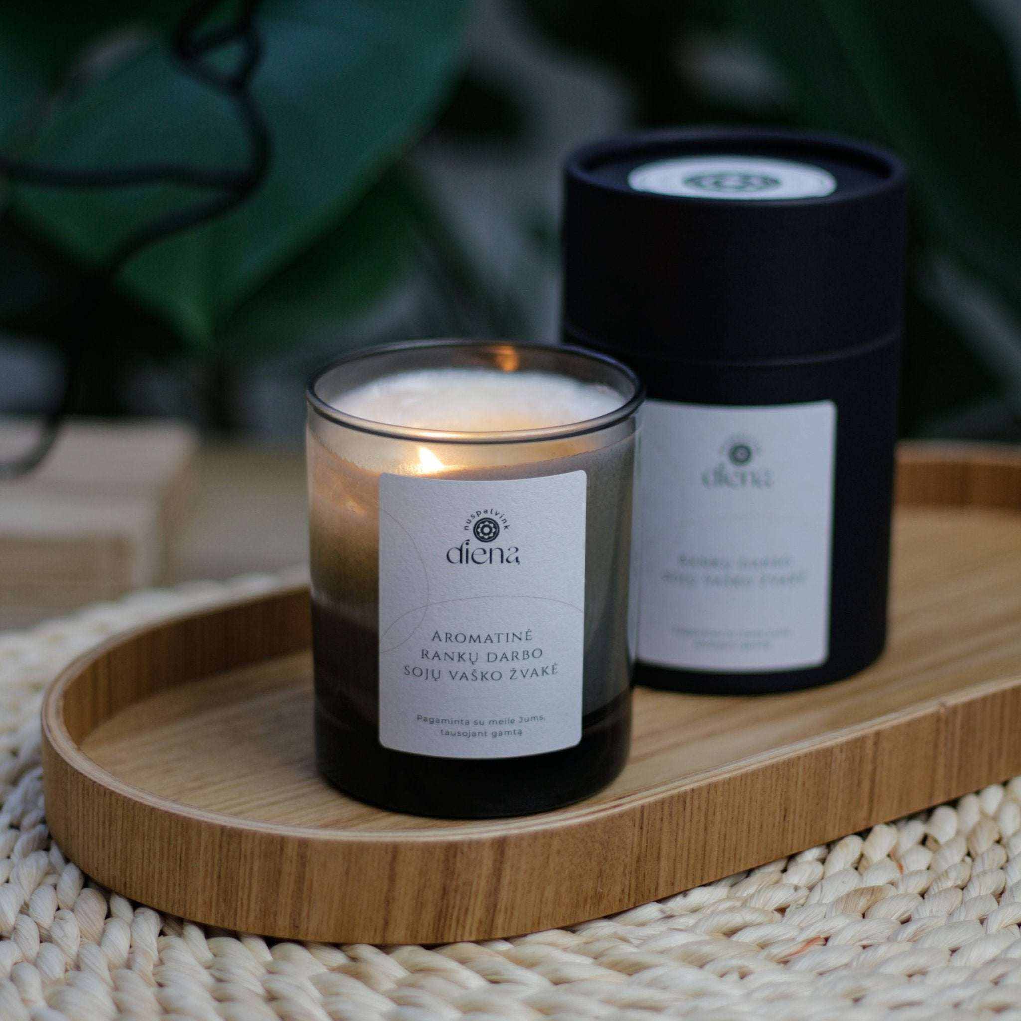 rankų darbo sojų vaško žvakė „Žemės gaiva“ su žoliniu ir medienos aromatu, ideali namų jaukumui ir ramybei sukurti