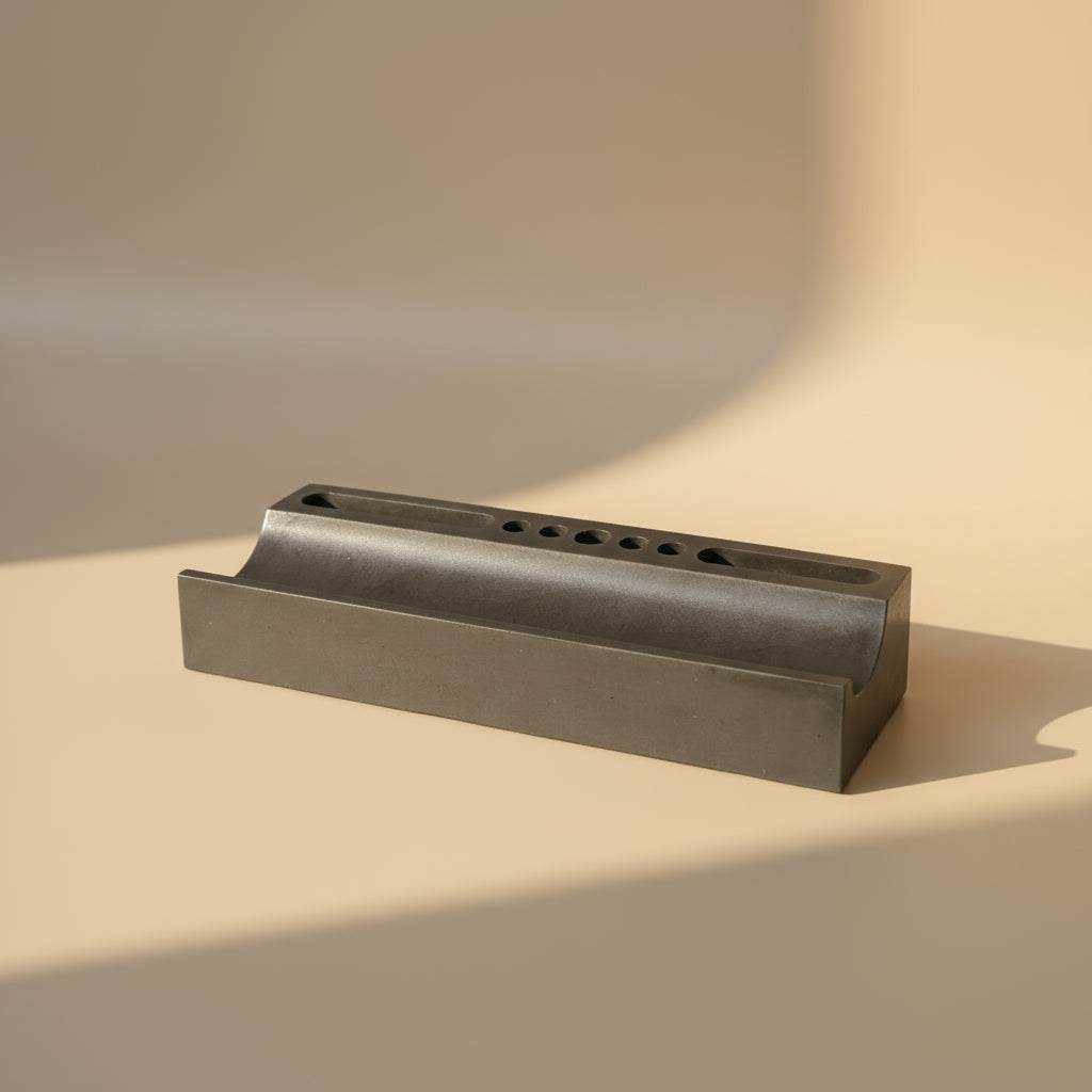 Rankų darbo minimalistinė betoninė pieštukinė Dominus su unikaliu paviršiumi darbo stalui