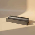 Rankų darbo minimalistinė betoninė pieštukinė Dominus su unikaliu paviršiumi darbo stalui