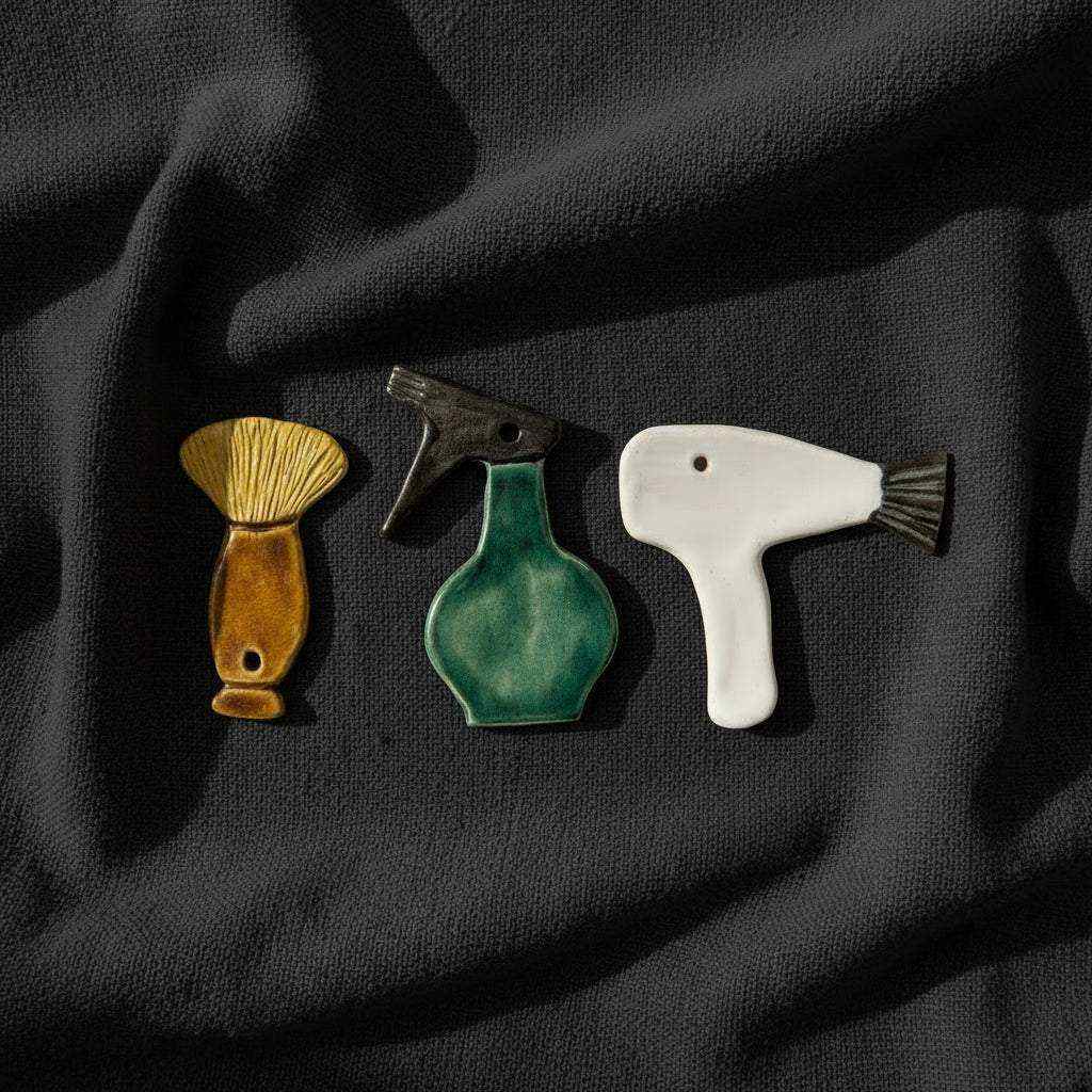 Keramikinių eglės žaisliukų rinkinys su plaukų džiovintuvu, purškikliu ir šepetėliu ant tamsios medžiagos
