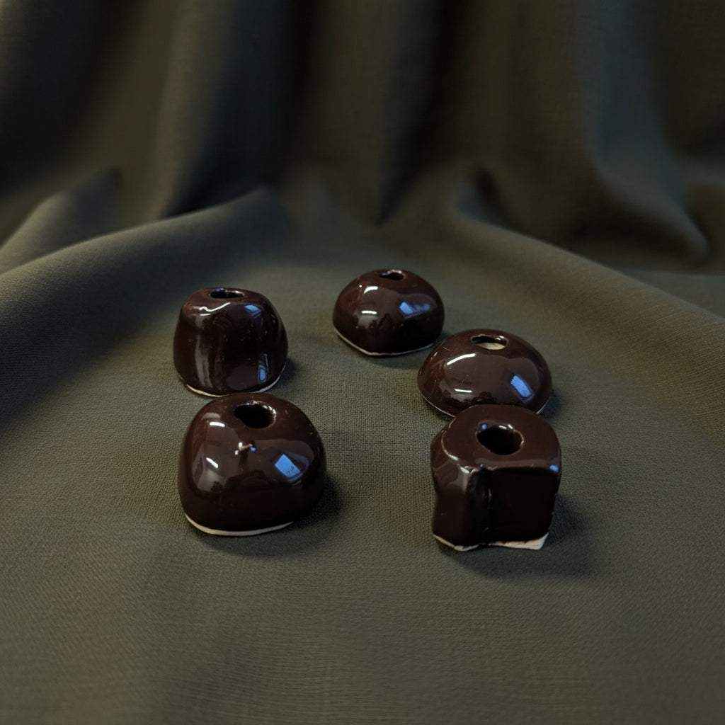 Keraminių mini žvakidžių rinkinys tamsios spalvos mažo dydžio rankų darbo žvakidės