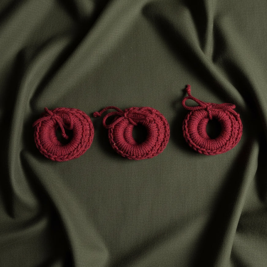 Rankų darbo vyno raudonos servetėlių žiedai iš perdirbtos medvilnės, 2 vnt. rinkinyje.