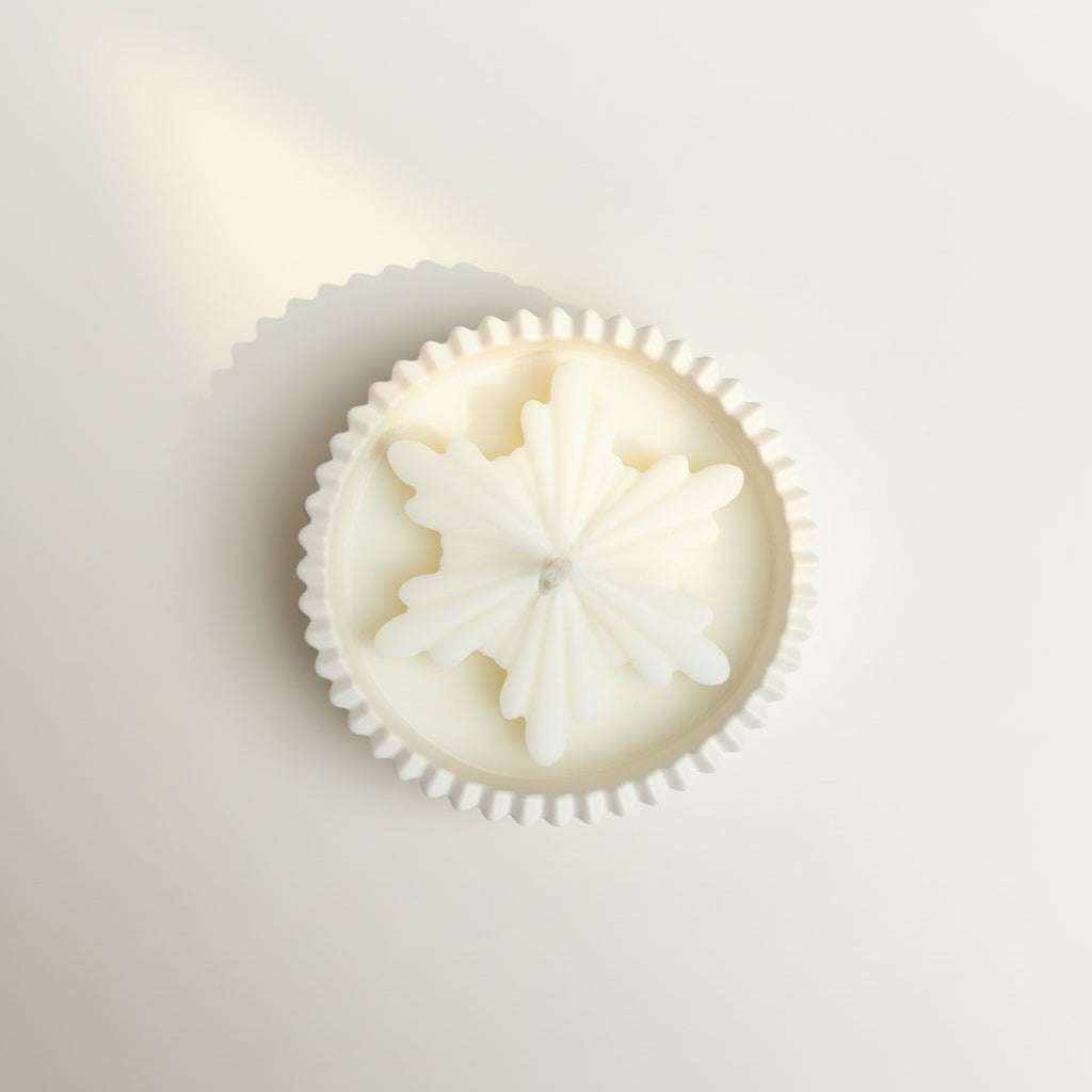 Kokosų vaško žvakė Snaigės formos kalėdinė žvakė su šventiniu aromatu