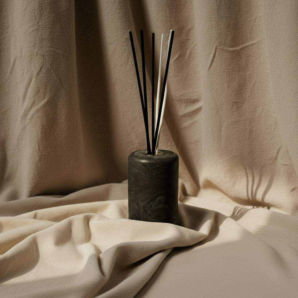 Betoninis difuzorius su aromatinėmis lazdelėmis ant rudos tekstūros fono