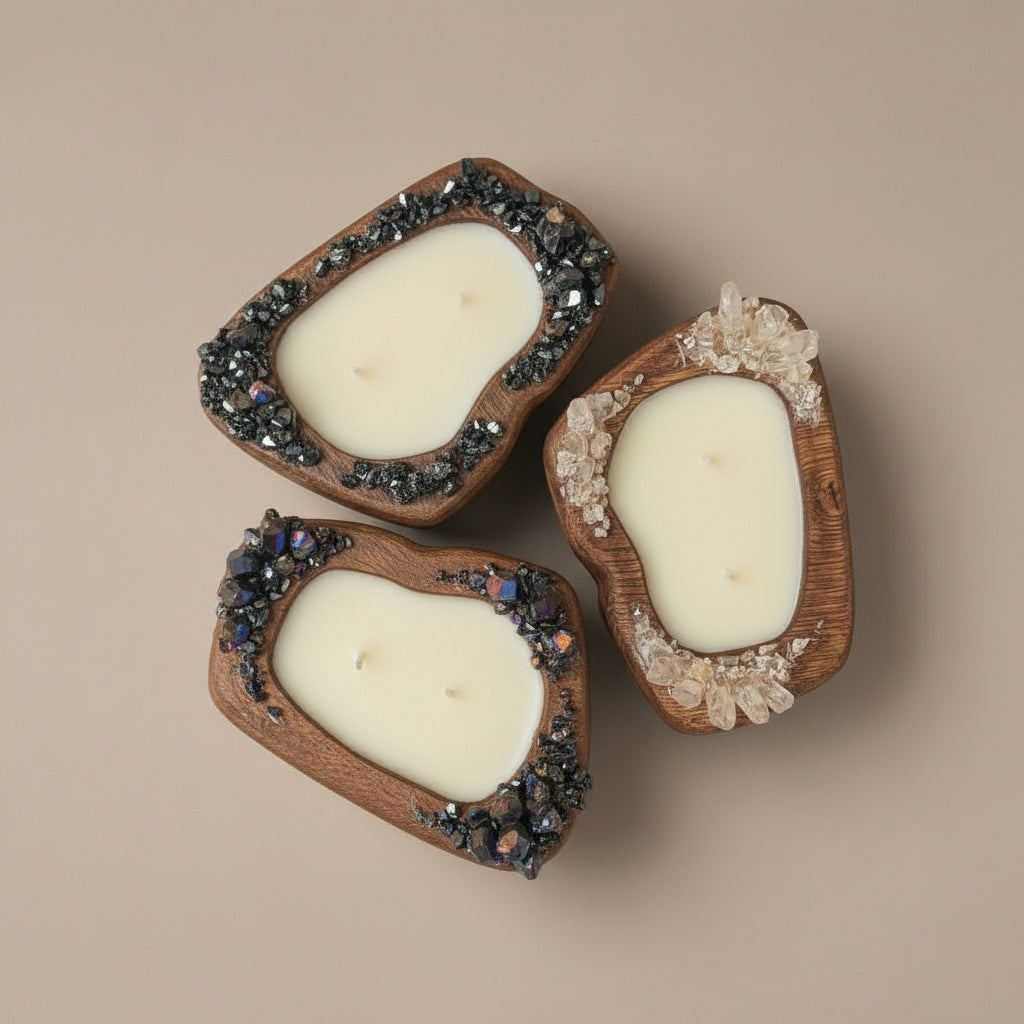 Rankų darbo medinė žvakė su kristalų dekoracijomis ir natūralia uosio mediena