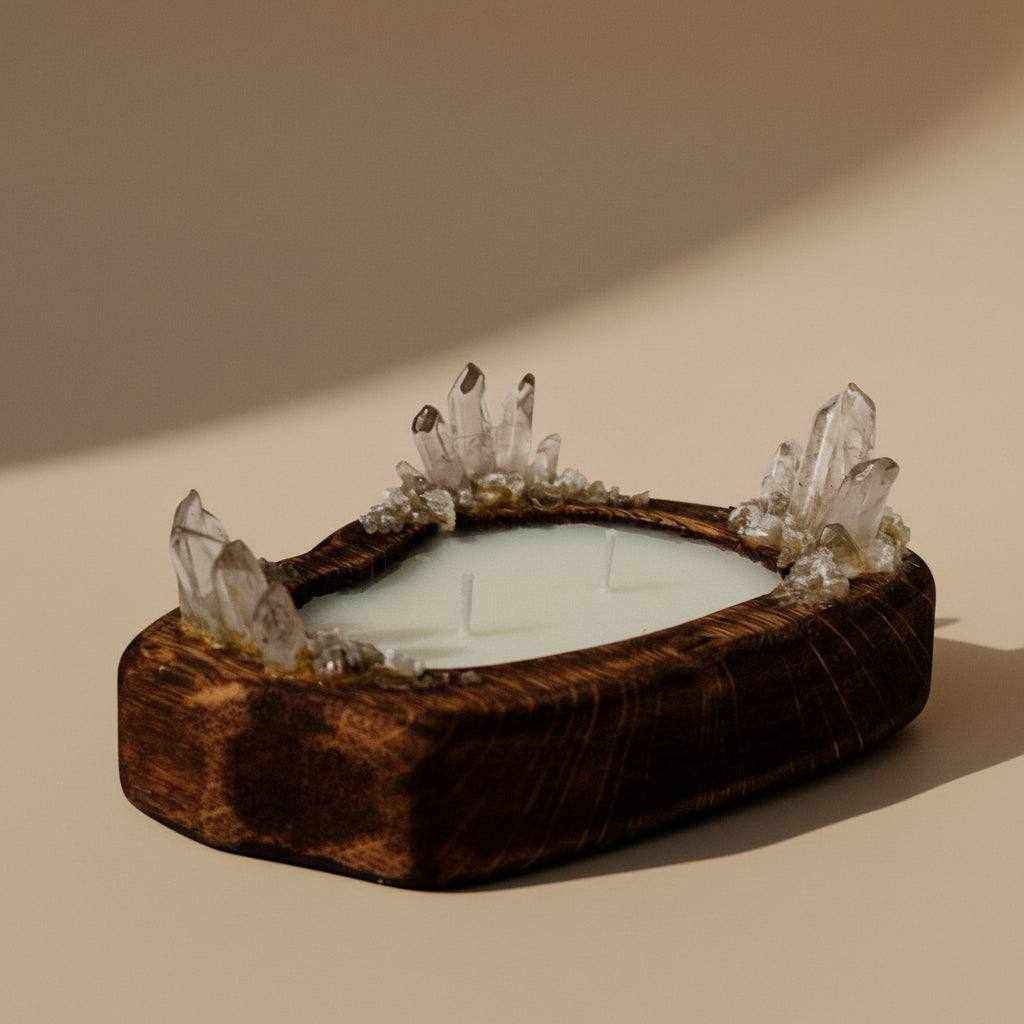 Medinė žvakė su kristalais ir švelnia šviesa interjerui