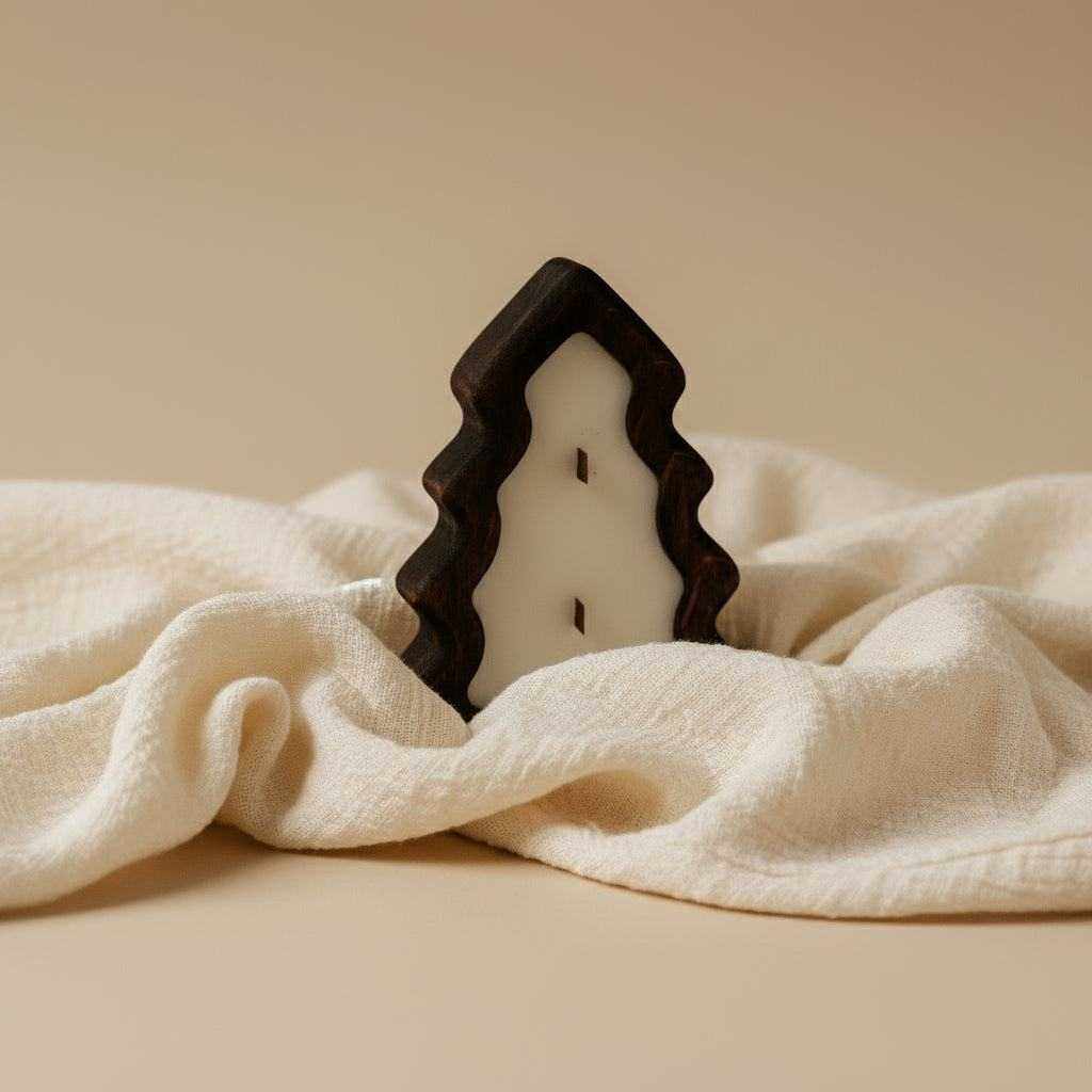 Medinė žvakė „Miško eglė“ iš uosio medienos su natūraliu traškėjimu, primenančiu miško garsus