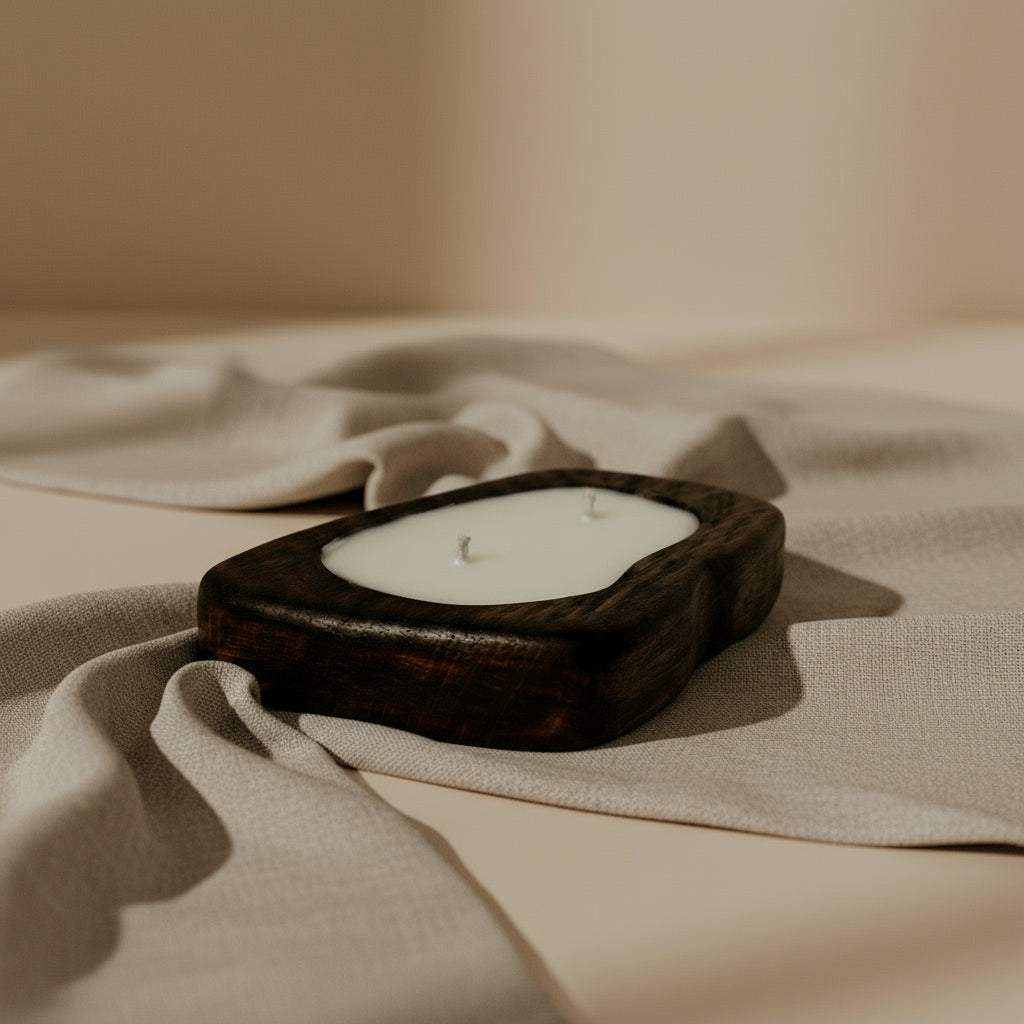 Rankų darbo medinė žvakė iš uosio medienos minimalistiniam interjerui