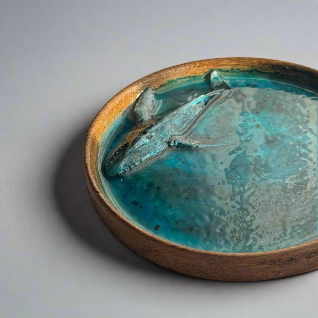 Dekoratyvinis medinis padėklas su jūros bangų ir ryklių motyvais mėlyname fone