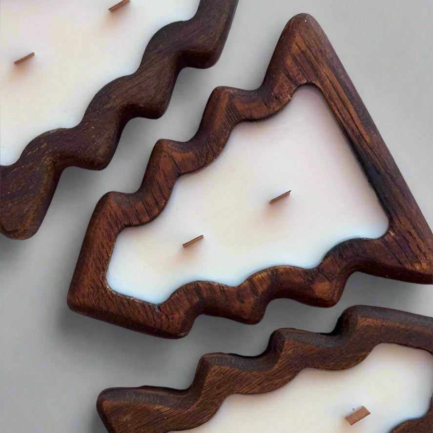 Medinė žvakė „Miško eglė“ natūralios uosio medienos forma, su dvigubu degikliu, primenanti eglutę ir miško garsus.