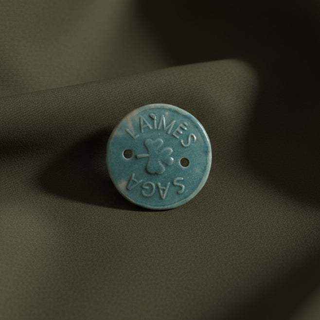 Keraminė rankų darbo „Laimės saga“ su dobilo simboliu ir žaismingu dizainu