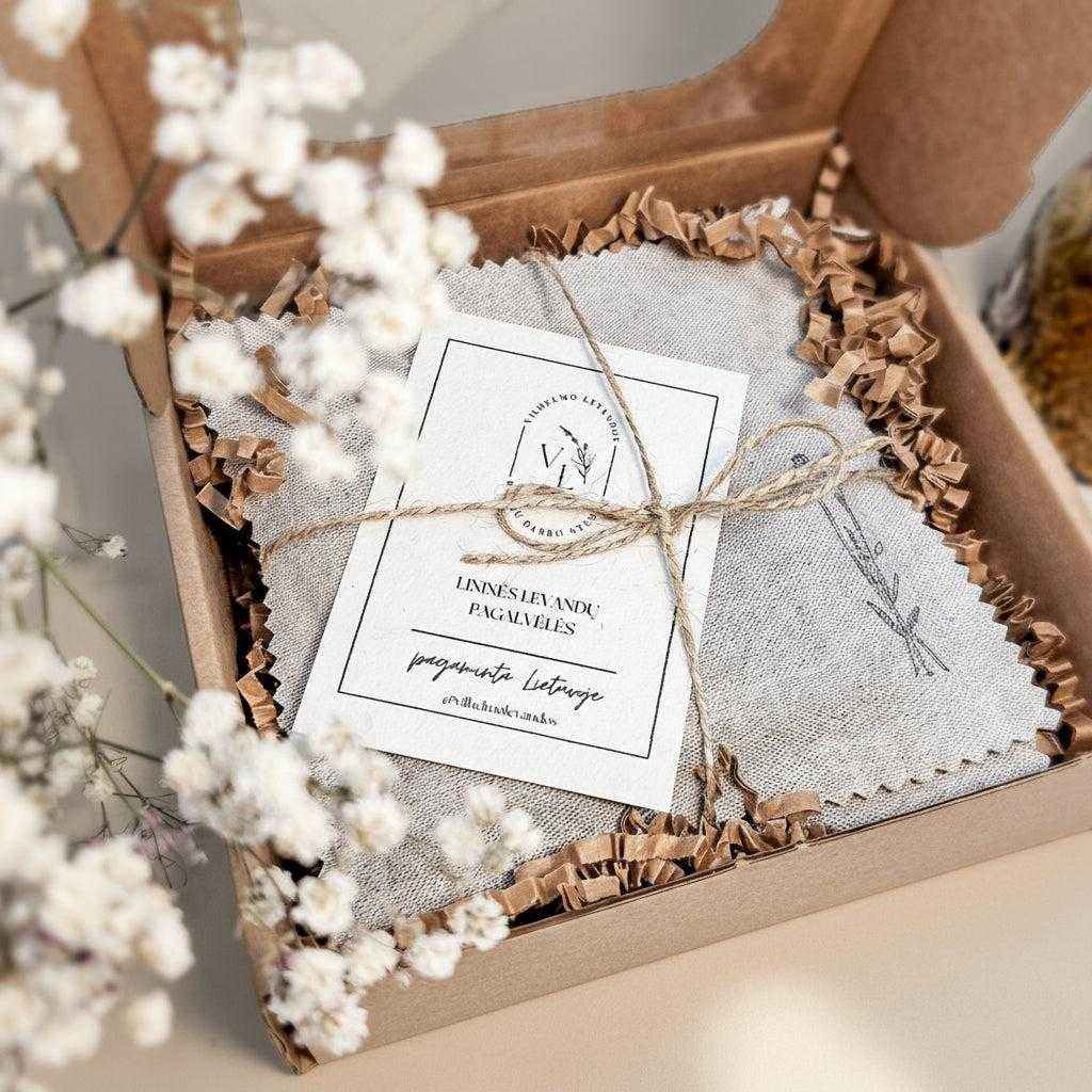 Rankų darbo lininės levandų pagalvėlės su natūraliu levandų aromatu kandžių atbaidymui ir namų jaukumui.