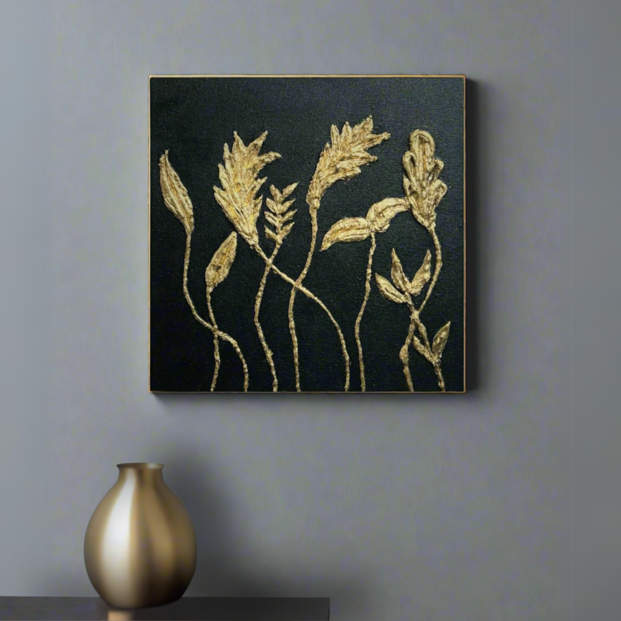 Tekstūrinis paveikslas "Augusta" su auksiniais augalais ant juodo fono, dekoratyvus sienų dekoras.