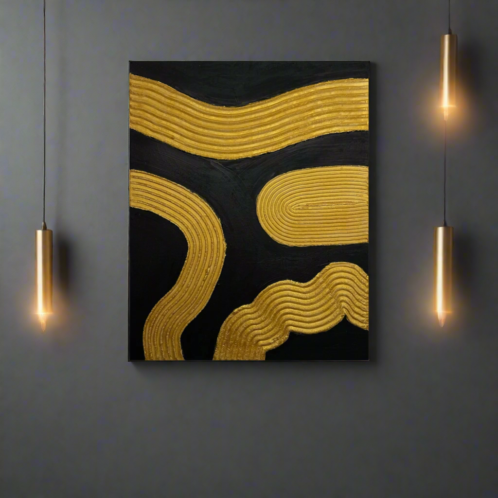 Tekstūrinis paveikslas su auksinėmis linijomis ant juodo fono, modernus dekoratyvus sienos meno kūrinys.