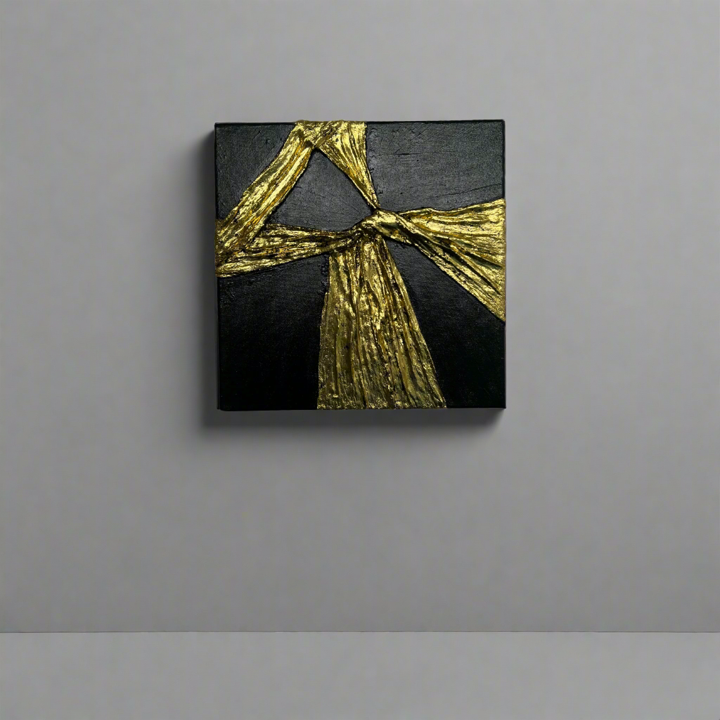 Tekstūrinis paveikslas su juodu fonu ir auksiniais elementais elegancijai ir prabangai.