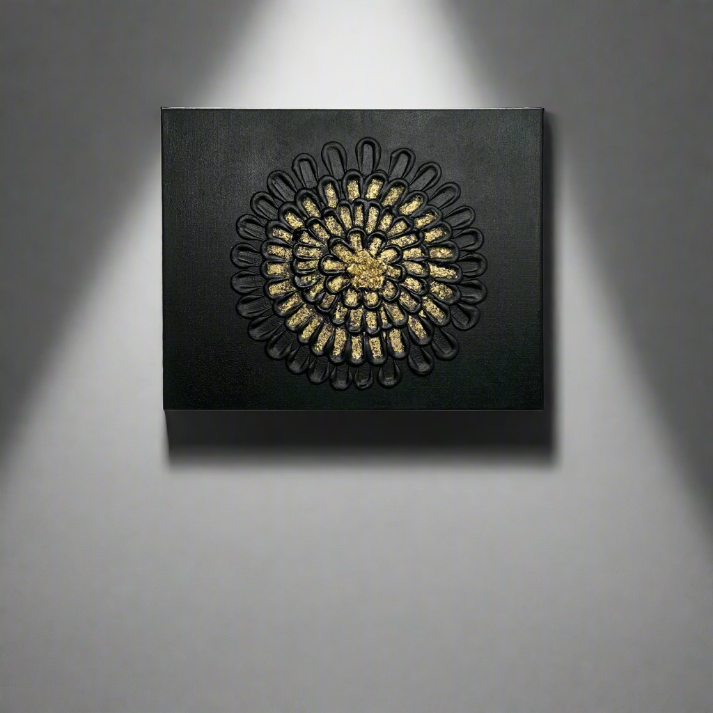 Tekstūrinis paveikslas Fleur su auksiniu ornamentu ant juodo fono simbolizuojantis harmoniją ir vidinę stiprybę