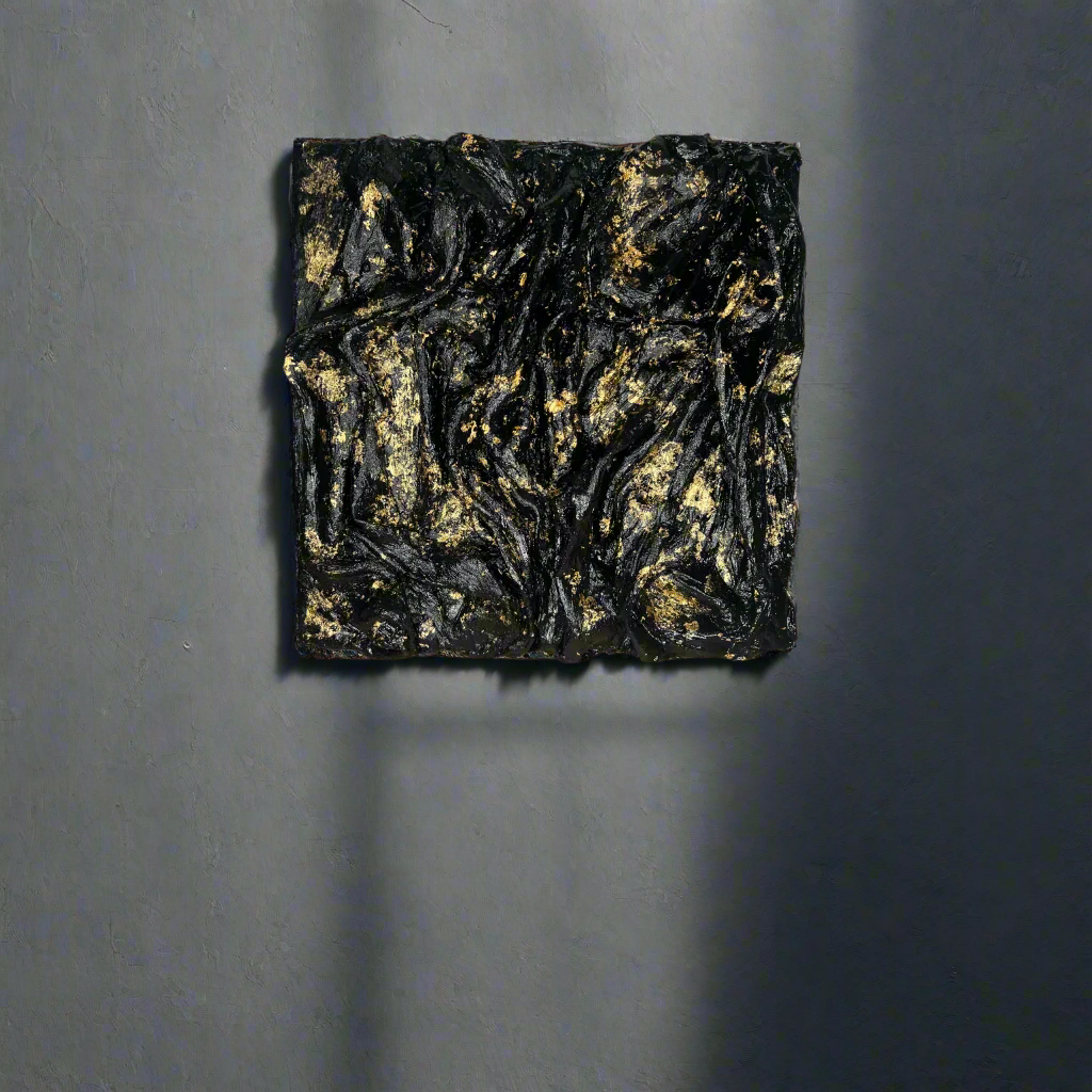 Paveikslas Loca su tamsiomis tekstūromis ir auksinėmis detalėmis, primenantis gamtos stichijų paviršių.