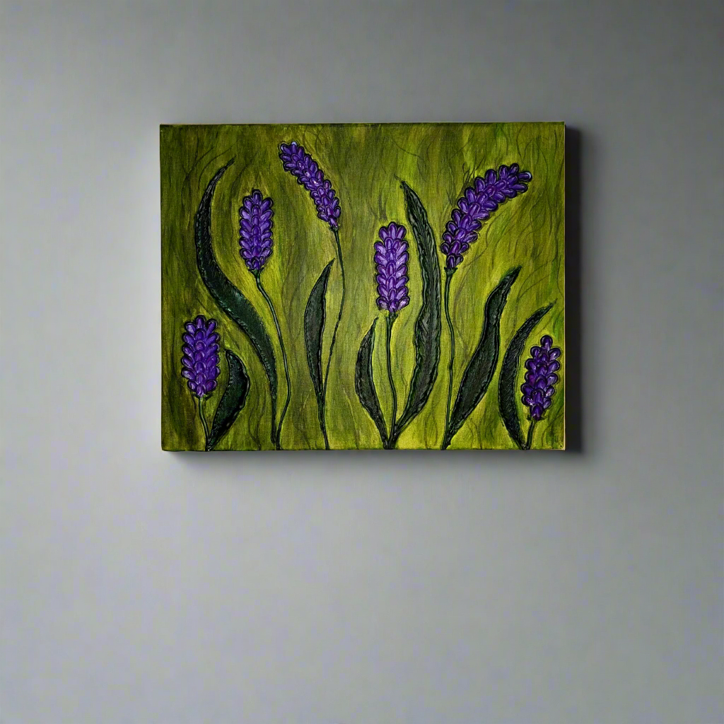 Tekstūrinis paveikslas su violetinėmis gėlėmis ir žaliomis lapų tekstūromis ant gelsvai žalsvos fono