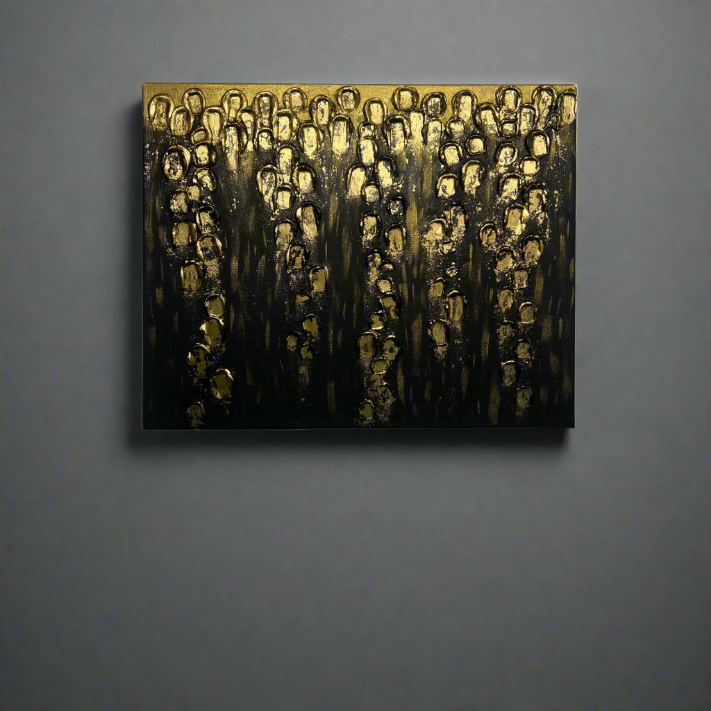 Tekstūrinis paveikslas „Navigare“ su aukso siluetais, simbolizuojantis bendruomenę ir vidinę kovą tarp šviesos ir tamsos.