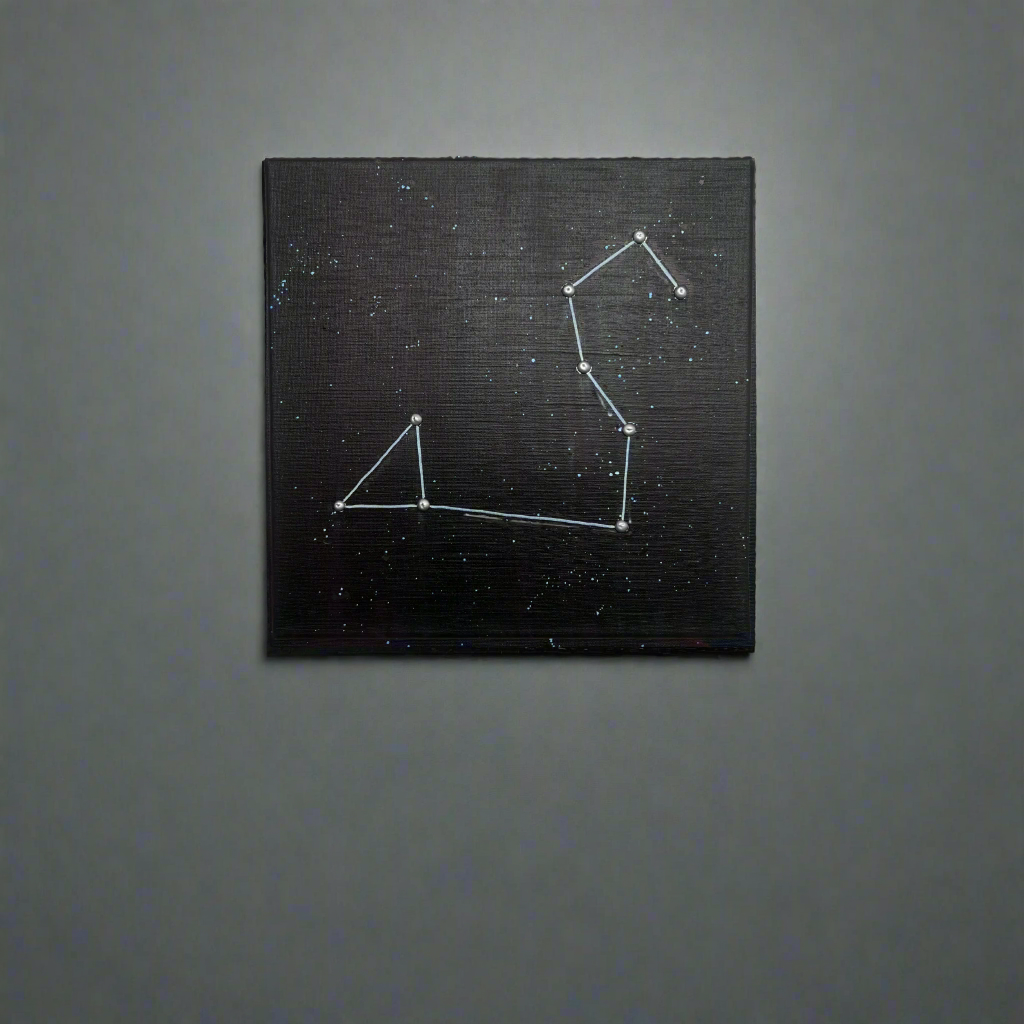 Tekstūrinis paveikslas su zodiako žvaigždynų linijomis ant juodo fondo minimalistiniam interjerui