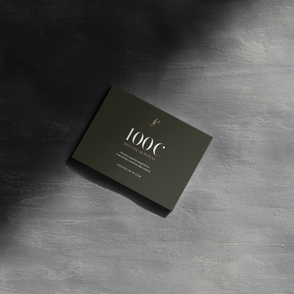 fizinė dovanų kortelė su 100 eurų vertės kuponu ant pilkos tekstūruotos sienos