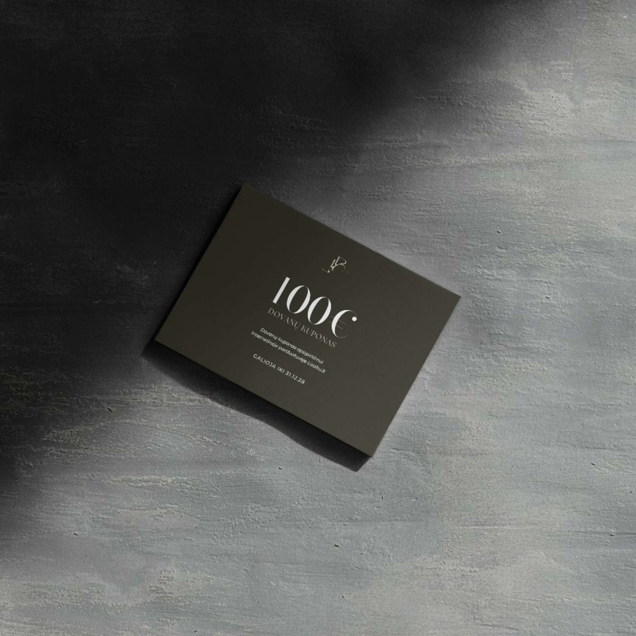fizinė dovanų kortelė su 100 eurų vertės kuponu ant pilkos tekstūruotos sienos