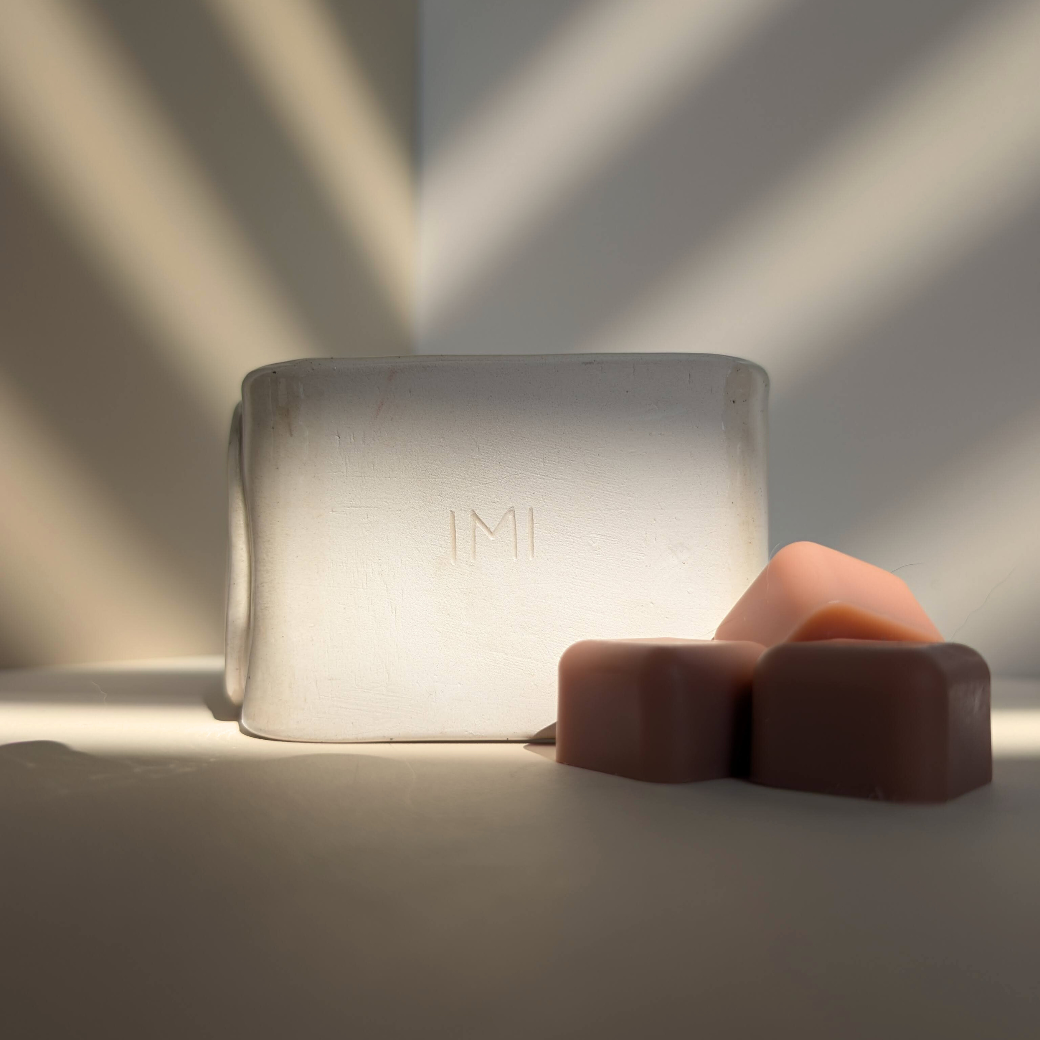 Minimalistinė tirpukų šildyklė „Tyla“ su natūralia glazūra ir švelniomis formomis namų jaukumui.