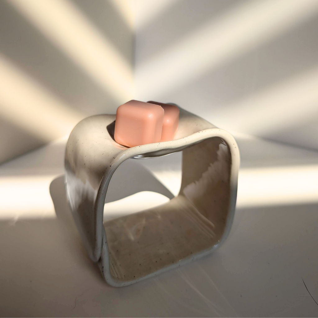 Tirpukų šildyklė „Tyla“ su švelniomis formomis ir natūralia glazūra minimalistiniame interjere