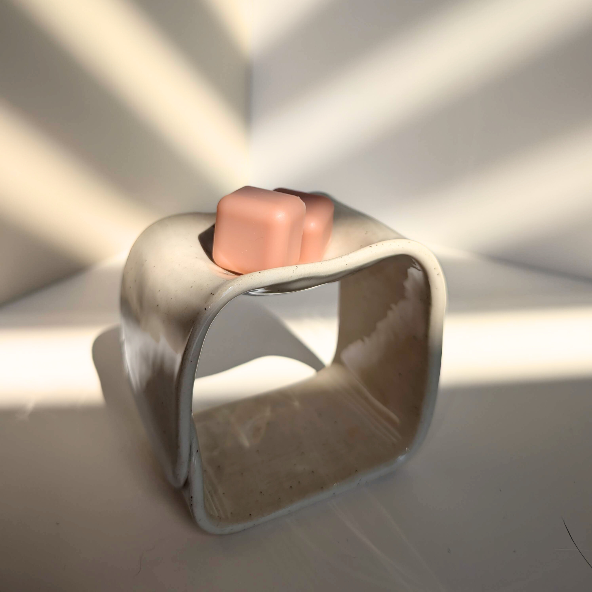 Tirpukų šildyklė „Tyla“ su švelniomis formomis ir natūralia glazūra minimalistiniame interjere