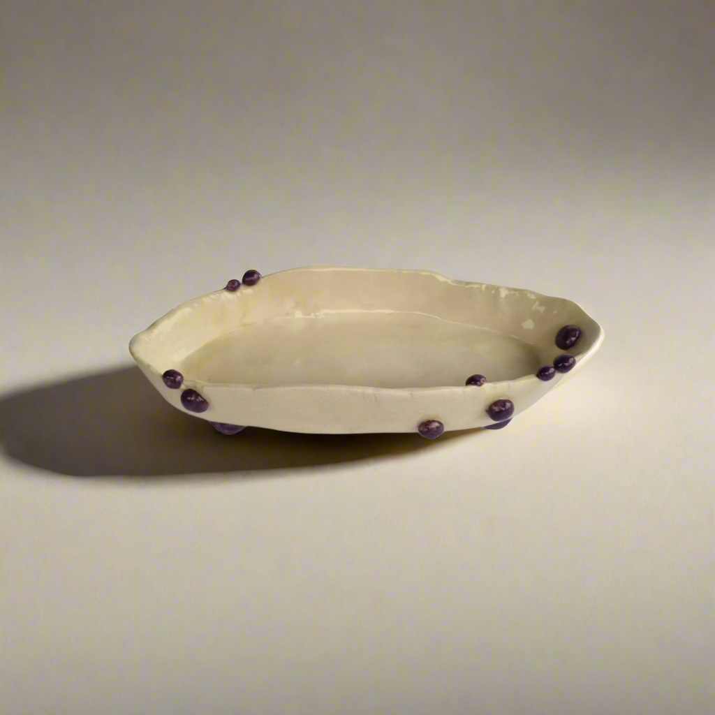Balta molio vazelė "Išdygo spuogas" su tamsios slyvinės spalvos burbuliukais