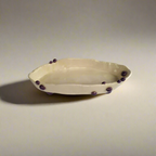 Balta molio vazelė "Išdygo spuogas" su tamsios slyvinės spalvos burbuliukais