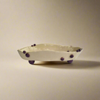 Balto molio vazelė „Išdygo spuogas“ su tamsiai slyviniais burbuliukais boho stiliaus interjere