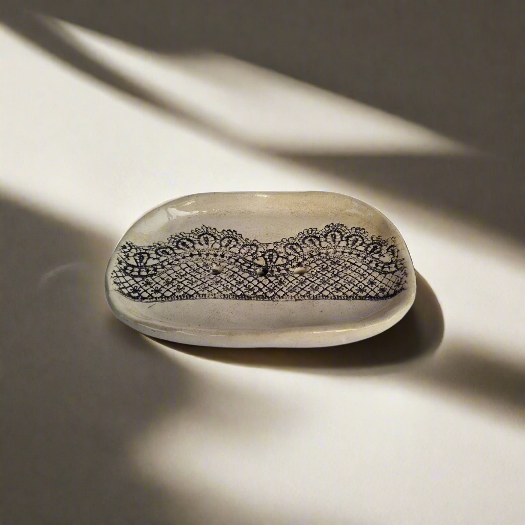 Balto molio rankų darbo nėriniuota muilinė vonios kambariui