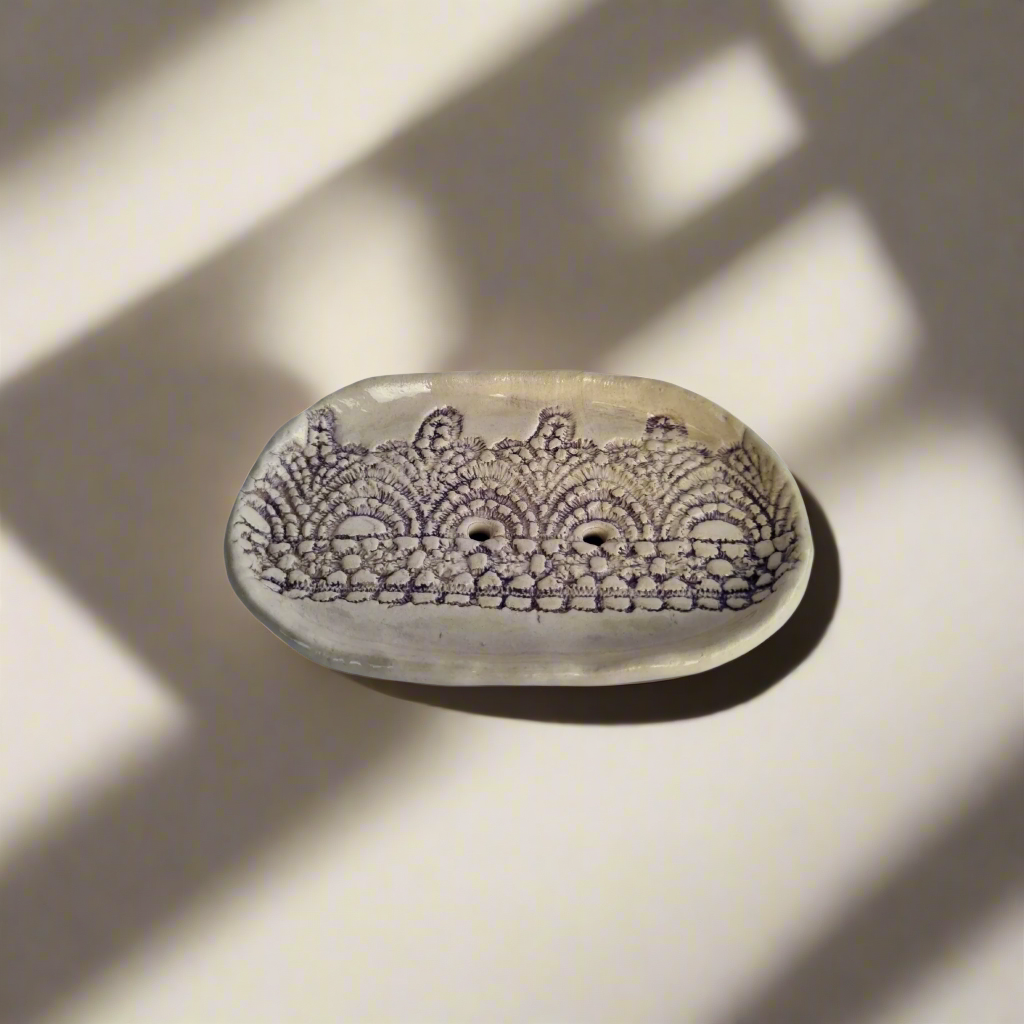 Balto molio rankų darbo nėriniuota muilinė vonios kambariui