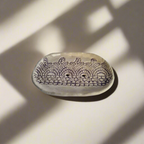 Balto molio rankų darbo nėriniuota muilinė vonios kambariui