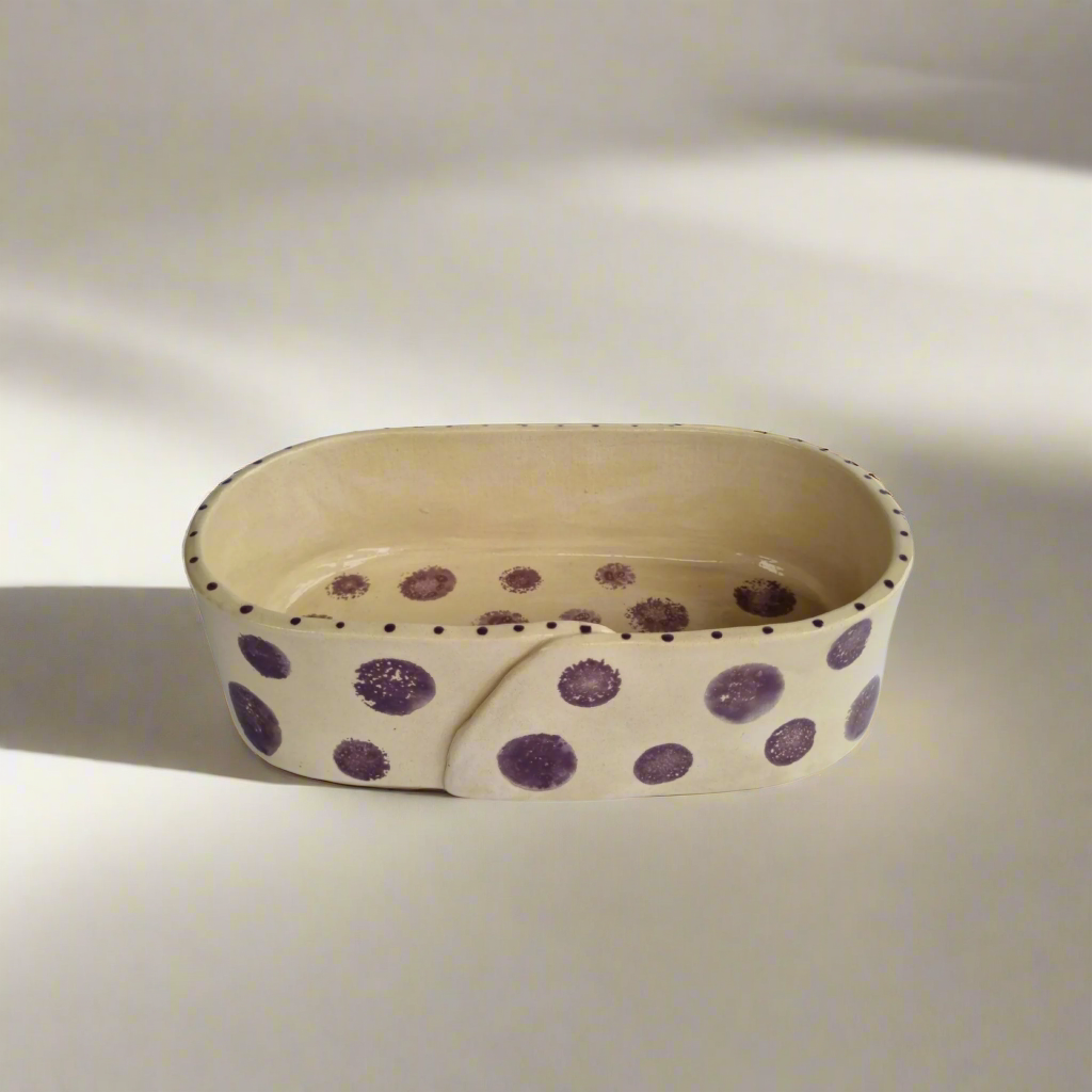 Balto molio vazelė "Burbuliukai" su tamsiomis slyvos spalvos burbuliukais, ovalios formos namų dekoras