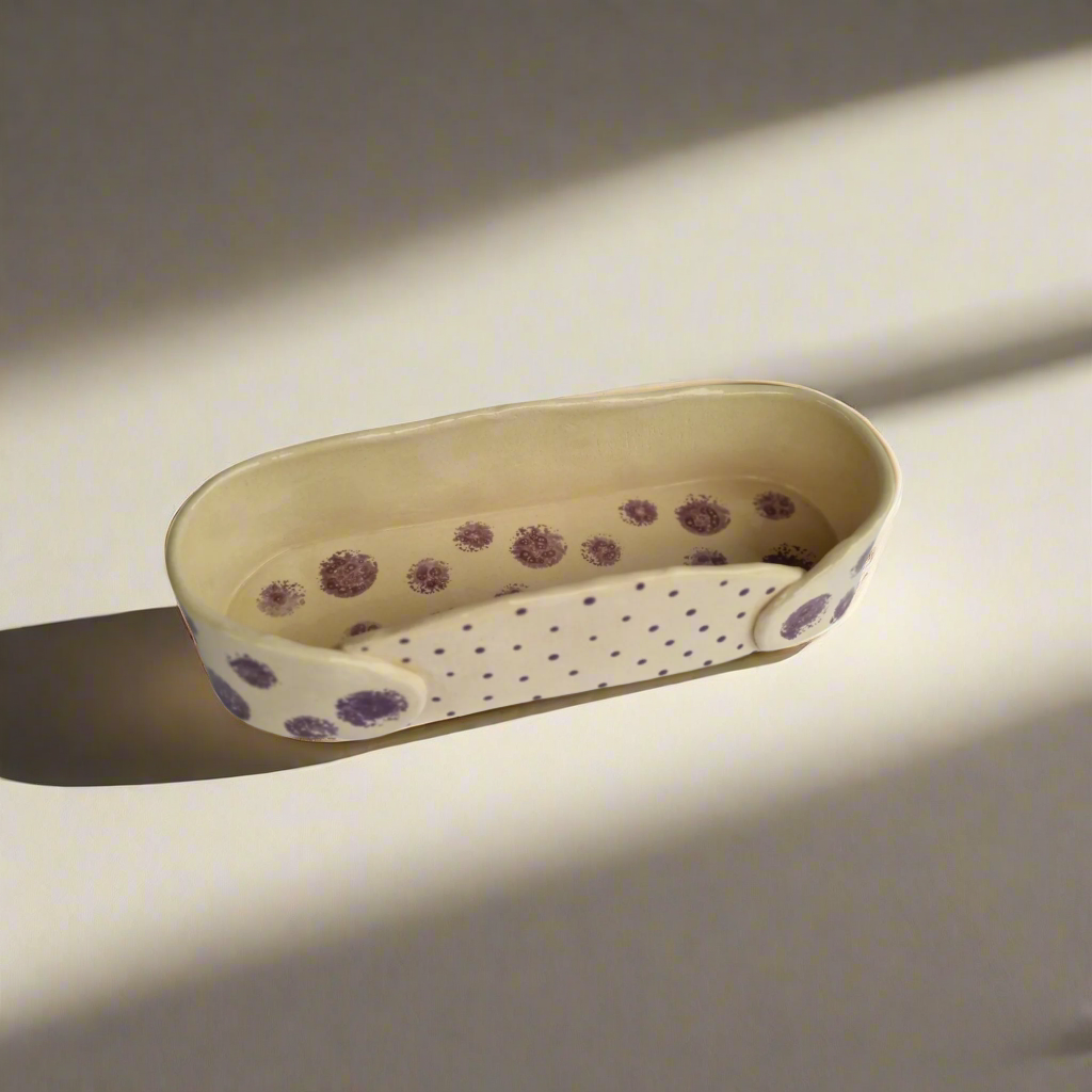 Balto molio pailga vazelė „Taškučiai“ su taškeliais ir burbuliukų detalėmis moderniam interjerui