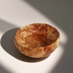 Marmurinis dubenėlis iš balto ir raudono molio su subtiliu marmuro raštu minimalistiniam interjerui