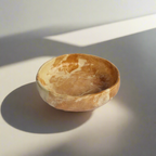 Marmurinis dubenėlis iš balto ir raudono molio su subtiliu marmuro raštu, minimalistinio dizaino.