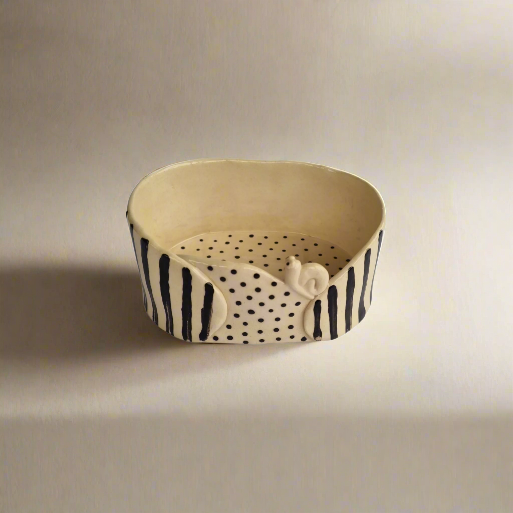 Balto molio vazelė Sraigė su dryžių ir burbuliukų dekoru, modernaus stiliaus interjerui