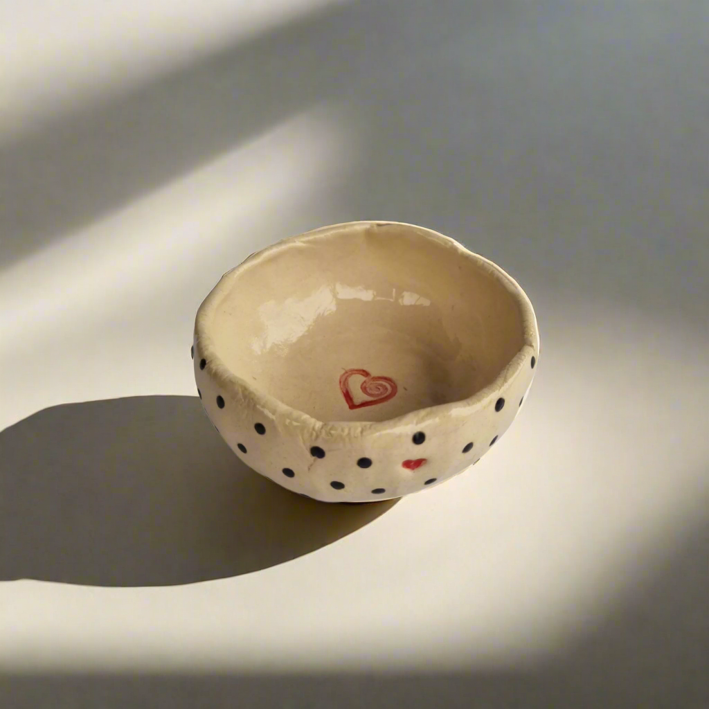 Baltas molio indelis "Taškuota meilė" su juodais taškeliais ir raudona širdimi viduje juvelyriniams dirbiniams