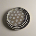 Pilko molio lėkščių komplektas su blizgia glazūra ir burbuliukų raštu