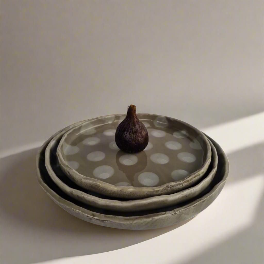 Pilko molio lėkščių komplektas su burbuliukų raštu ir blizgia glazūra