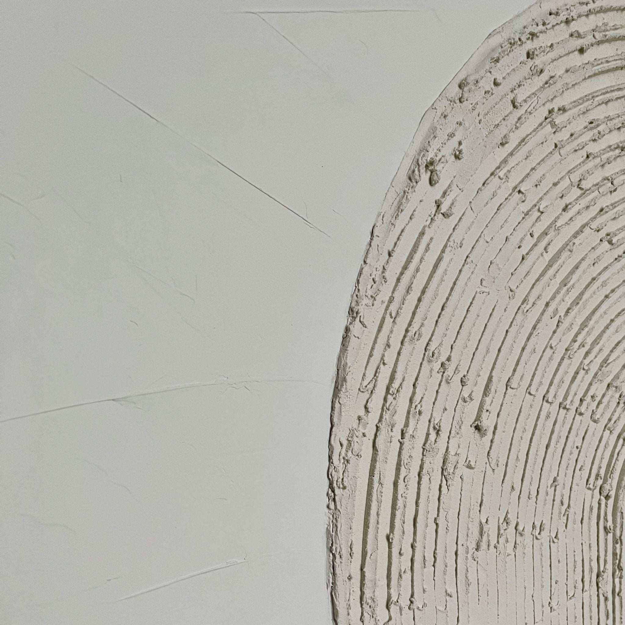 Paveikslas Dvigubas Susiliejimas su arkos formos reljefe ir žemės spalvų deriniu, suteikiantis ramybės ir harmonijos.